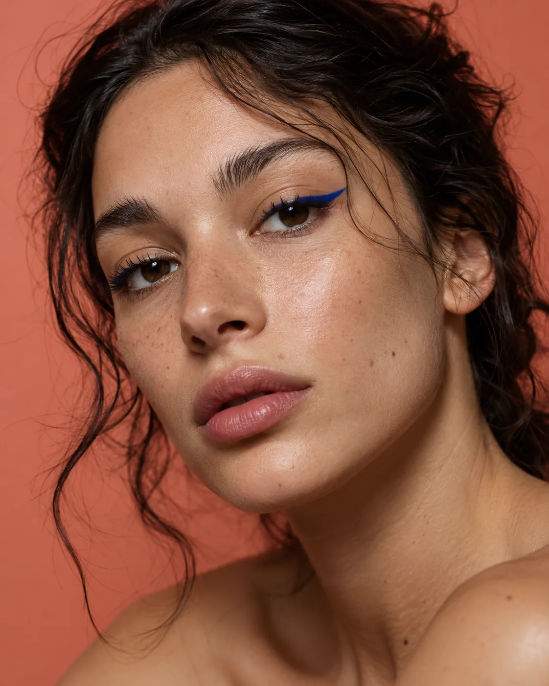 Portret z geometrycznym kobaltowym eyelinerem